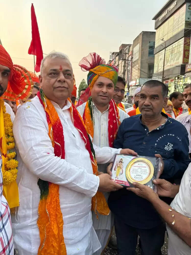 विप्र फाउंडेशन की भव्य शोभायात्रा, रथ में विराजे भगवान श्री परशुराम