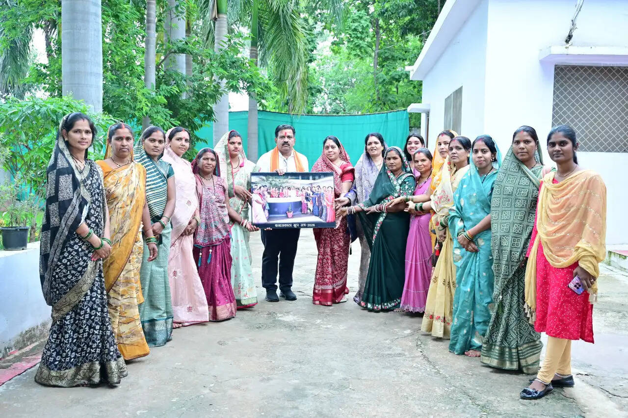 बिहान की दीदियों ने उपमुख्यमंत्री शर्मा को राखी बांधकर दी बधाई, साझा किए गुजरात भ्रमण के अनुभव