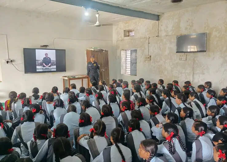 वागड़ की बेटियों के लिए सुरक्षा कवच बना डूंगरपुर पुलिस का मिशन विश्वास: एक माह में 26 हजार लोग हुए जागरूक