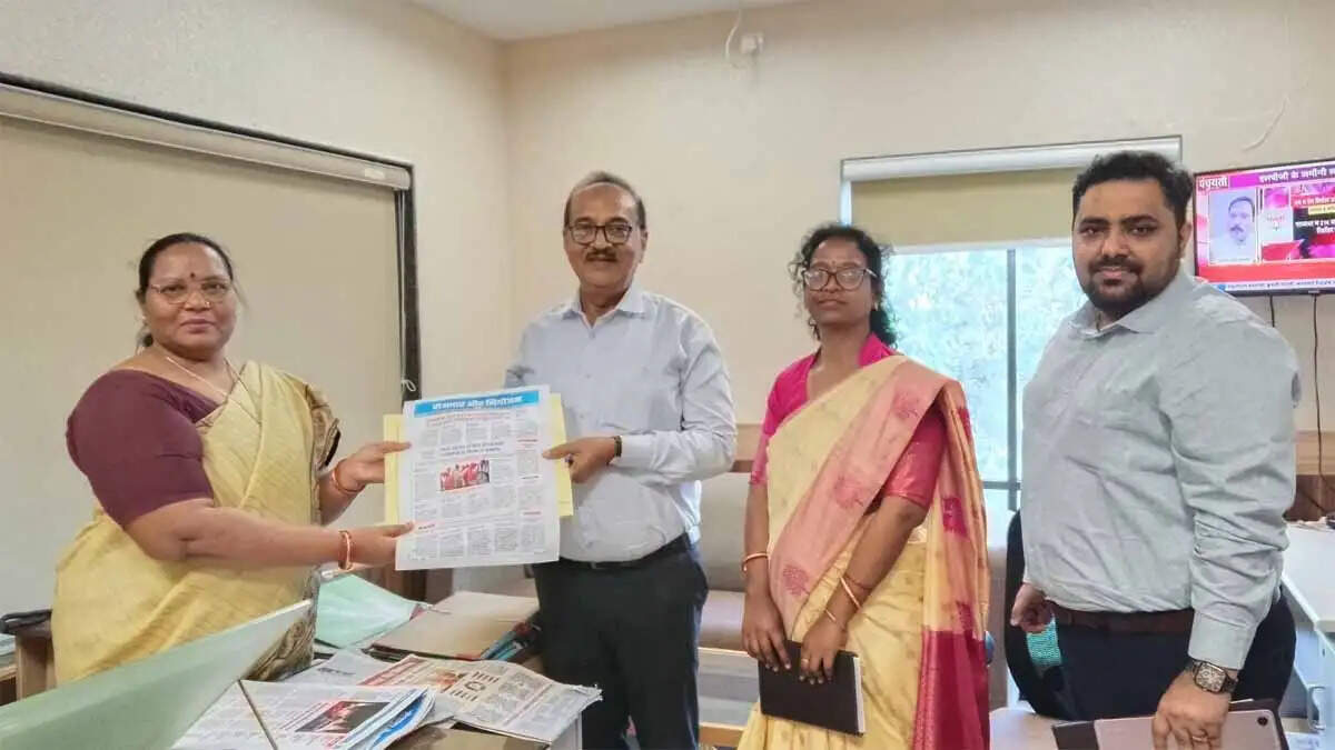 झारखंड की टीम ने छत्तीसगढ़&nbsp;संवाद&nbsp;द्वारा&nbsp;प्रकाशित&nbsp;रोजगार और नियोजन पत्रिका की सराहना की