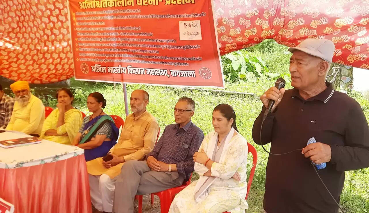 (संसोधित) ग्रामीणों का 18 वें दिन भी धरना जारी