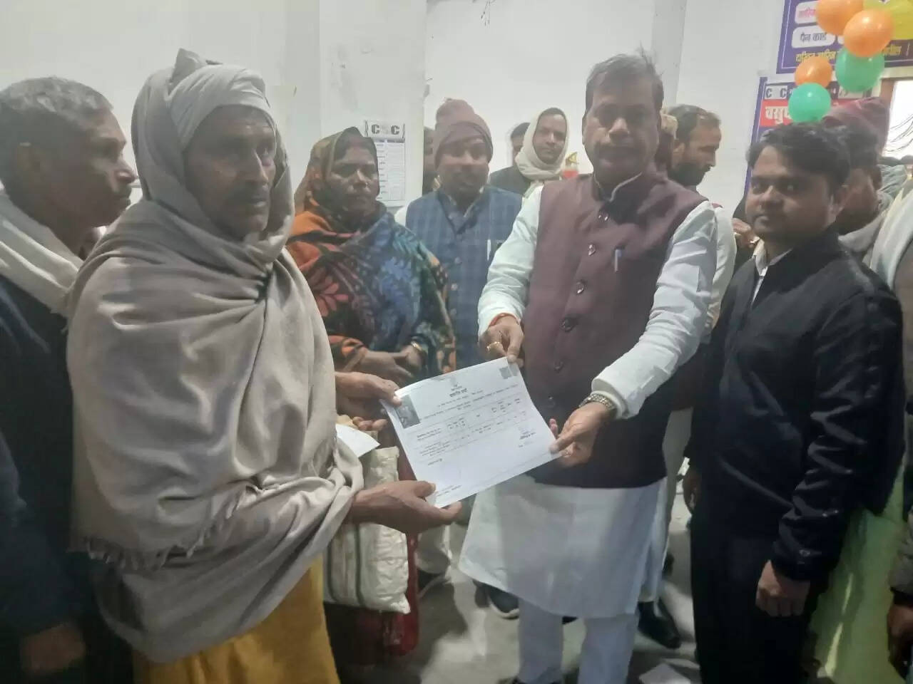 राजपुर अंचल के पांच भूमिहीन परिवारों को मिला बासगीत पर्चा