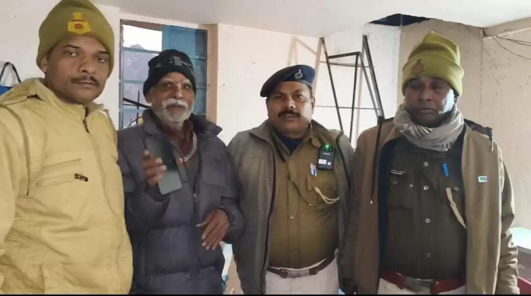 ईमानदारी, यातायात पुलिस ने लौटाया बुजुर्ग का गुम हुआ मोबाइल