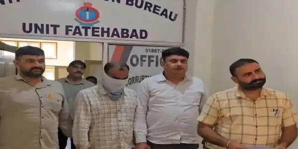 फतेहाबाद : ट्रांसफार्मर बदलने की एवज में लाइनमैन रिश्वत लेते रंगे हाथों गिरफ्तार
