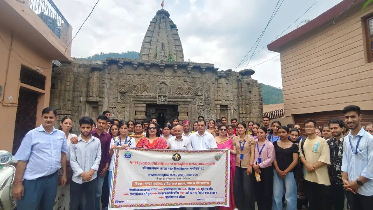 एसपीयू इतिहास विभाग द्वारा दीक्षारंभ पर निकाली मंडी धरोहर अध्ययन यात्रा, कुलपति ने दिखाई हरी झंडी