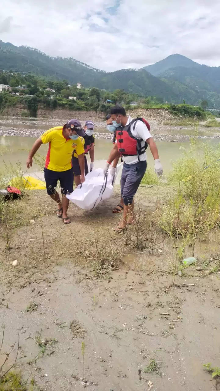 गंगा में बहे दलबीर का शव  झील से बरामद