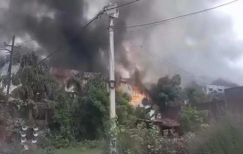 मुरादाबाद : निर्यात फैक्ट्री में लगी आग काे बुझाने में जुटे दमकल कर्मी