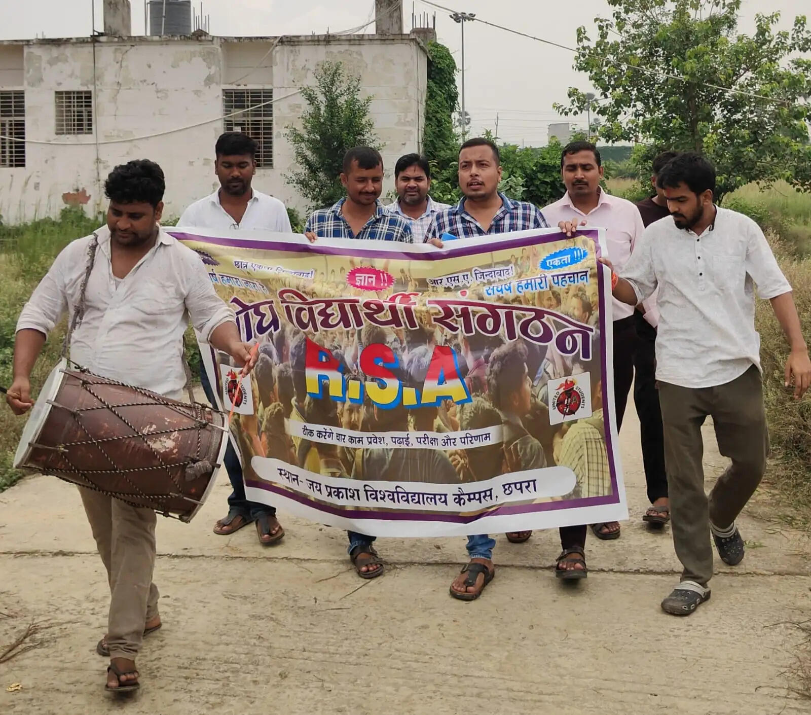 जेपीयू में लंबित डिग्रियों को लेकर शोध विद्यार्थी संगठन ने चलाया कुलपति खोजो अभियान
