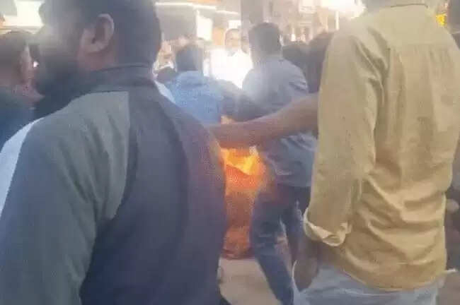 देवासः अतिक्रमण हटाने पहुंची टीम के सामने पति-पत्नी ने खुद को लगाई आग, लोगों का चक्काजाम