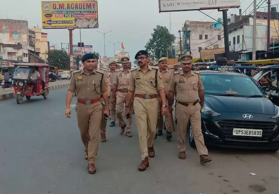देवरिया : अक्षय तृतीया पर सलेमपुर में पुलिस अधीक्षक का पैदल गश्त, सुरक्षा व्यवस्था का लिया जायजा