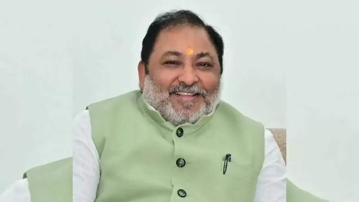 नए साल पर नोएडा को मिलेगी बड़ी सुविधा, डबल डेकर बस से शुरू होगी सार्वजनिक बस सेवा: परिवहन मंत्री