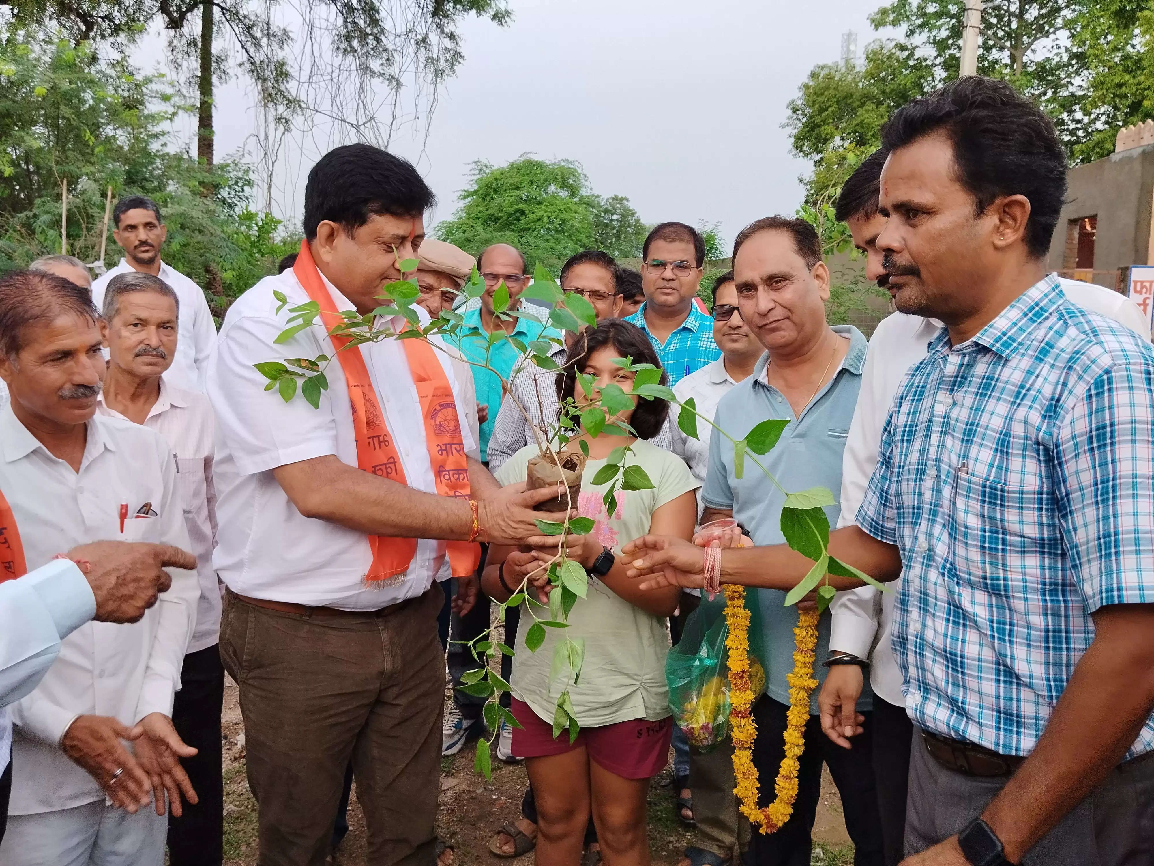 संस्कारों से ही राष्ट्र निर्माण, पौधरोपण भी जीवन में जरूरी-कलेक्टर शेखावत