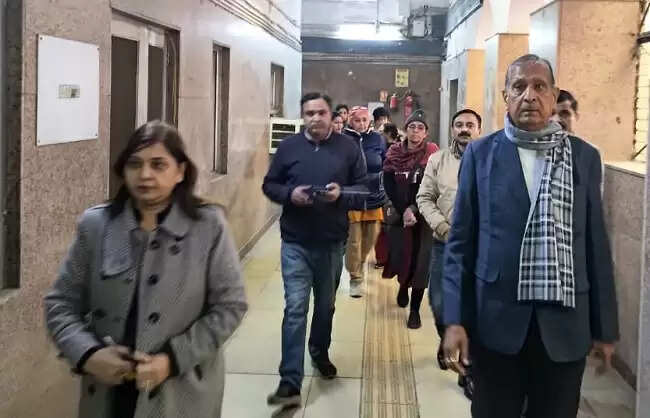 उप महापौर जय भगवान यादव ने गिरधर लाल अस्पताल का किया निरीक्षण