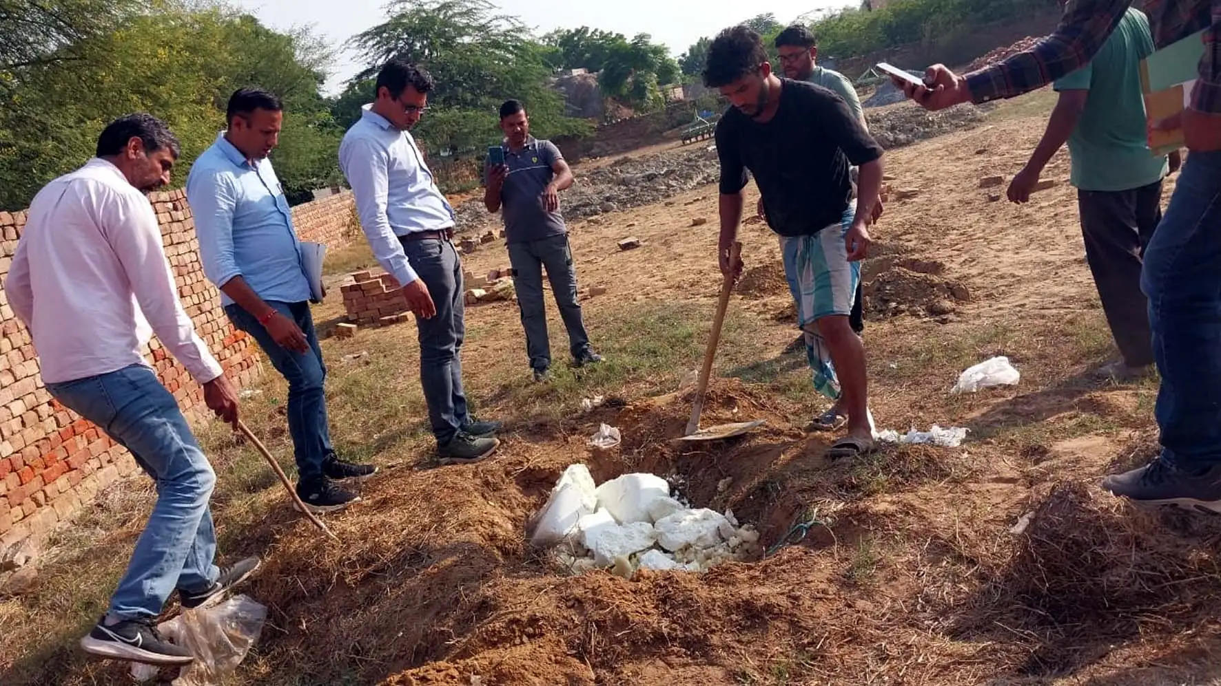 हिसार : मंगाली झारा व आजाद नगर में मिठाइयों की दुकानों पर सीएम फ्लाइंग के छापे