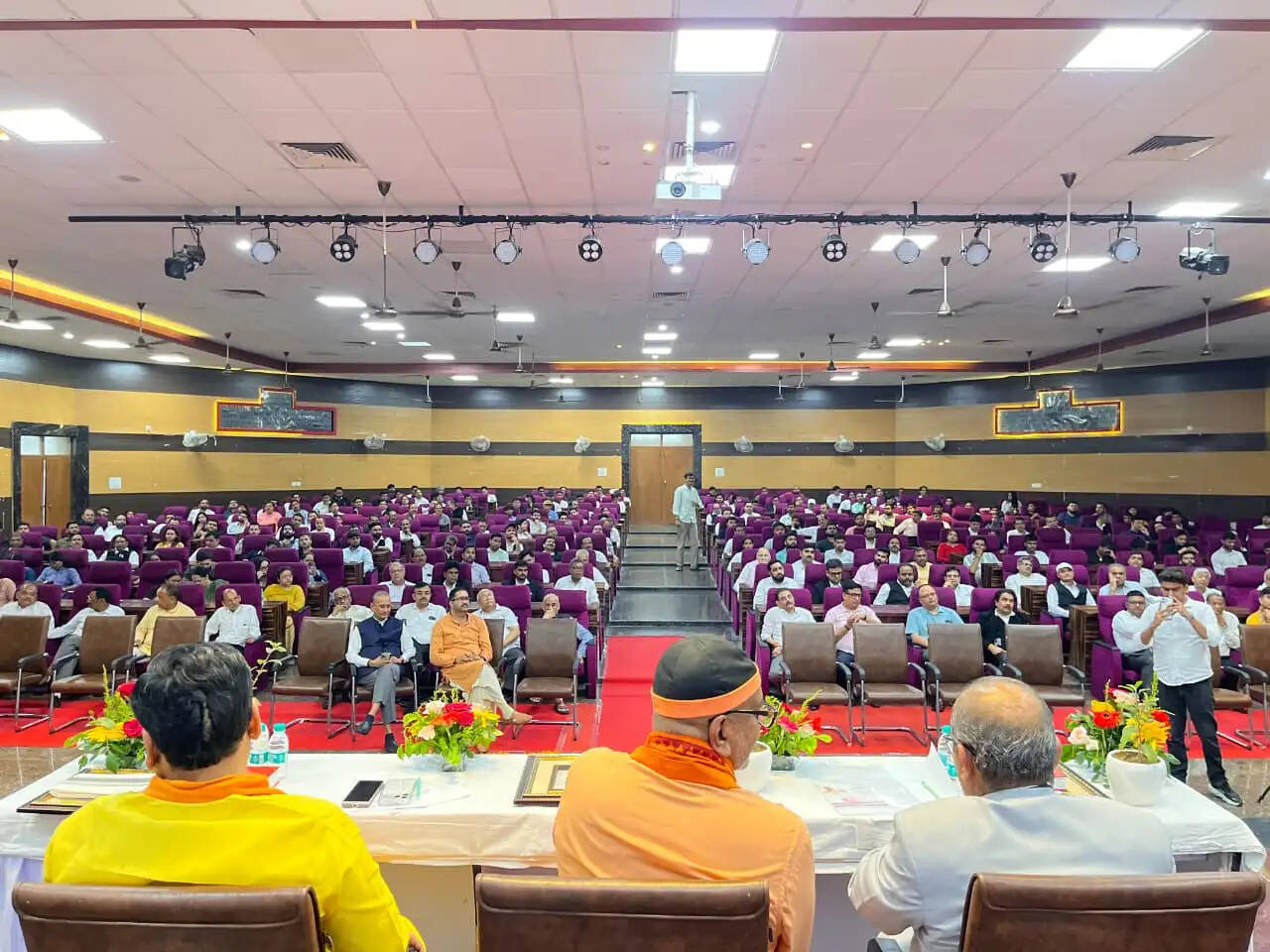 सत्य की खोज में कृत्रिम बुद्धिमत्ता सहयोगी, लेकिन अनुभूति का विकल्प नहीं : स्वामी मित्रानंद