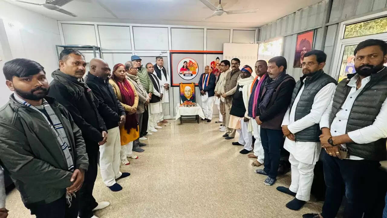 अपना दल (एस) ने मनाई किसान मसीहा चौधरी चरण सिंह की जयंती