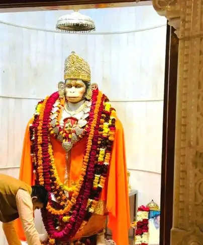 लखनऊ के मंदिरों में श्रद्धा अर्पण करने उमड़ी भीड़, गूंजे जयकारे