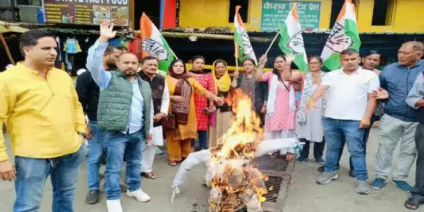 राहुल गांधी के खिलाफ बयानबाजी पर कांग्रेस का प्रदर्शन, गोपेश्वर में पुतला दहन