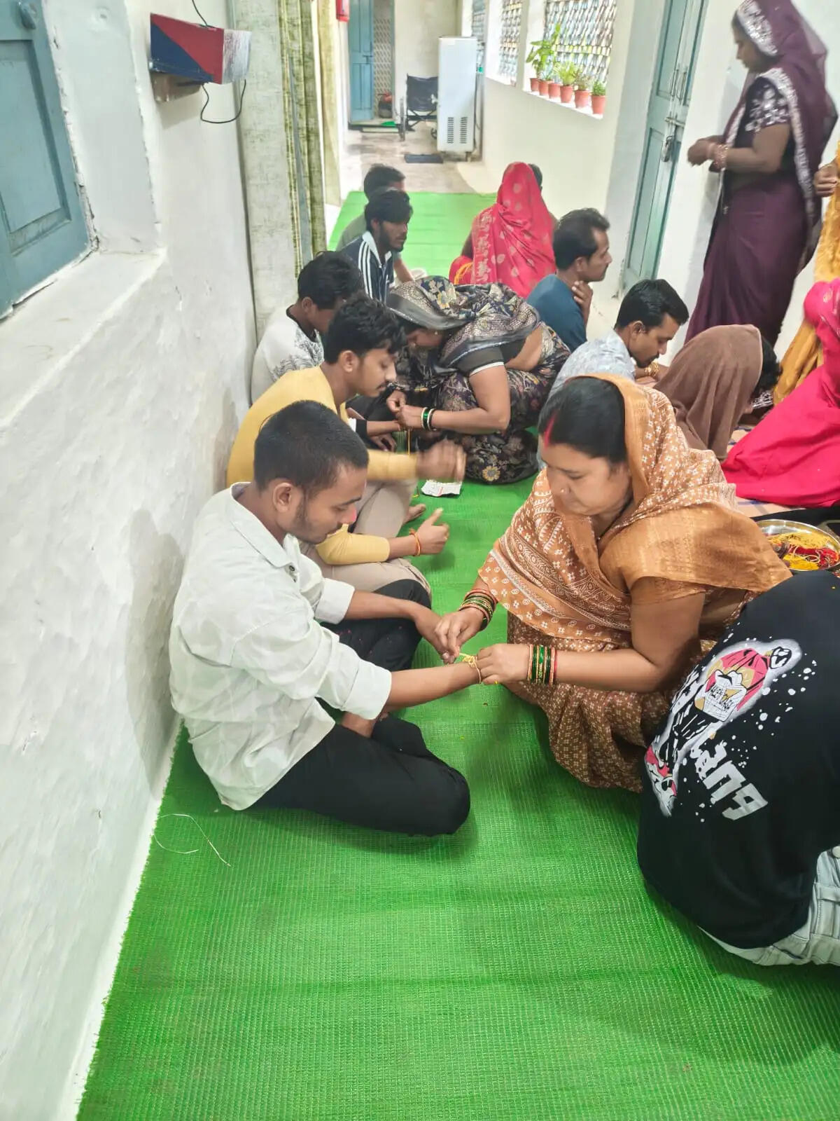 रक्षाबंधन पर सजी भाइयों की कलाई, बहनों ने मांगा सुख-समृद्धि का आशीर्वाद