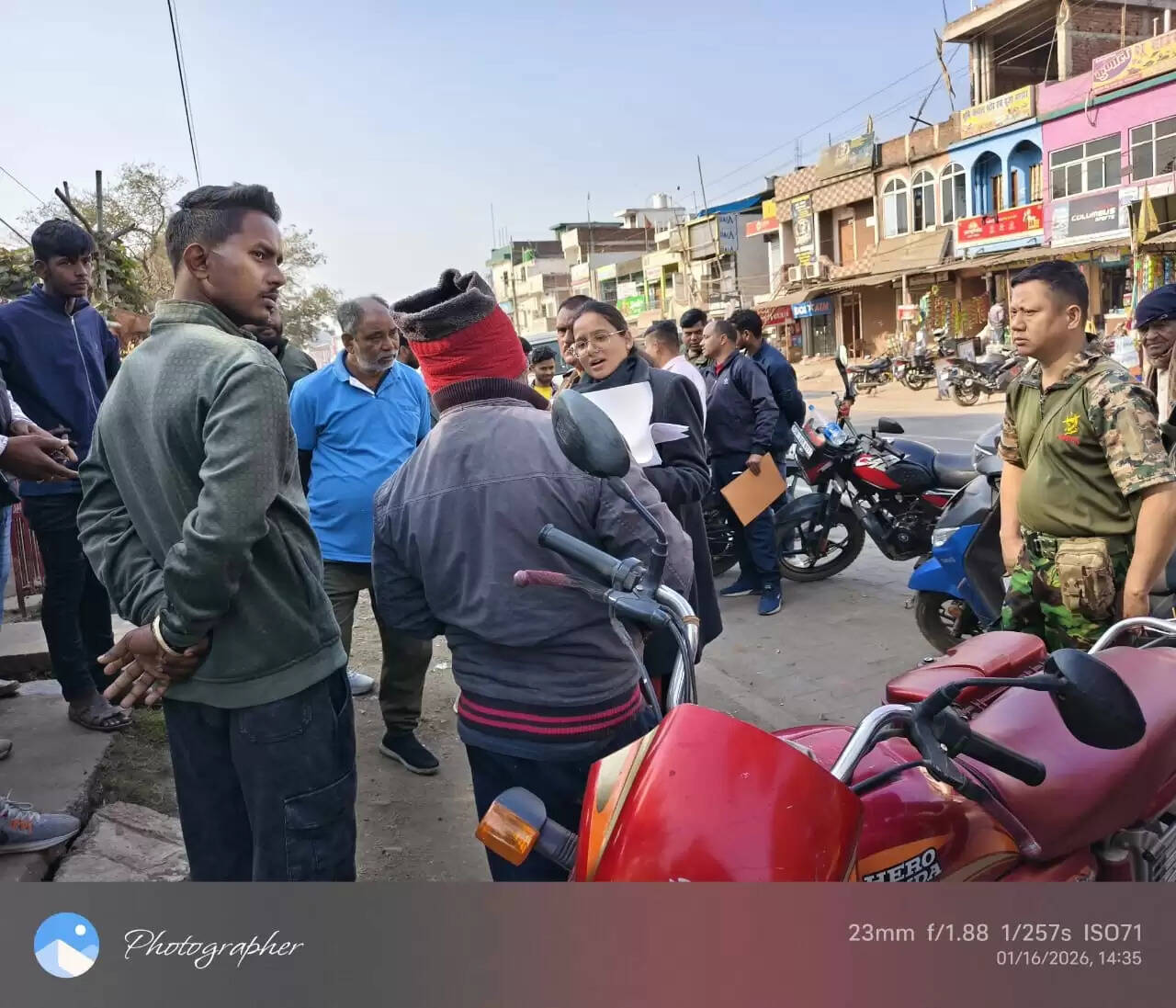 खाद्य सुरक्षा विभाग ने खुले में मांस बेचने वालों पर की कार्रवाई, लगाया गया जुर्माना