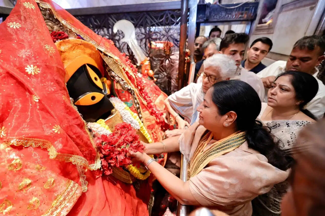 कोलकाता के कालीघाट पहुंची दिल्ली की मुख्यमंत्री रेखा गुप्ता, की पूजा-अर्चना