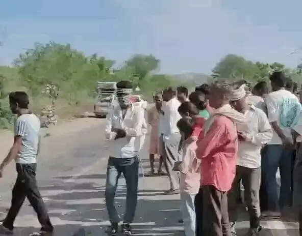 दो बाइक की आमने-सामने भिड़ंत में तीन युवकों की मौत, एक गंभीर घायल