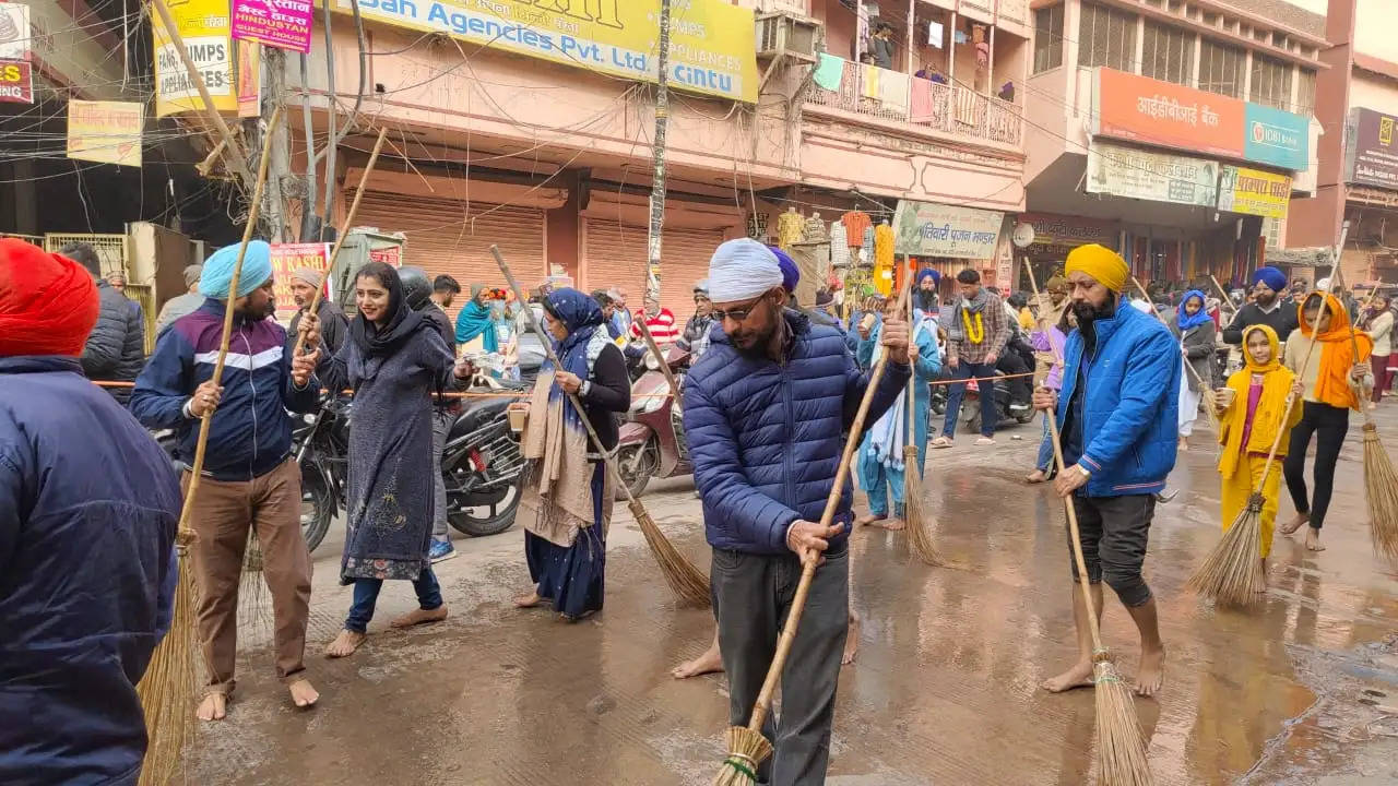 गुरु गोविन्द सिंह महाराज के प्रकाशोत्सव पर निकली शोभायात्रा,नगर कीर्तन