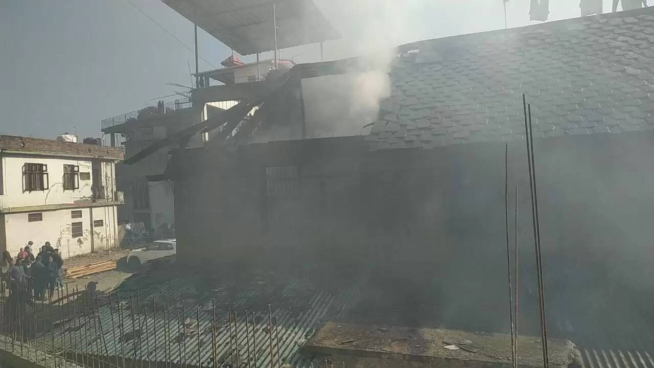 हमीरपुर में टिंबर हाउस की ऊपरी मंजिल में आग, लाखों का नुकसान