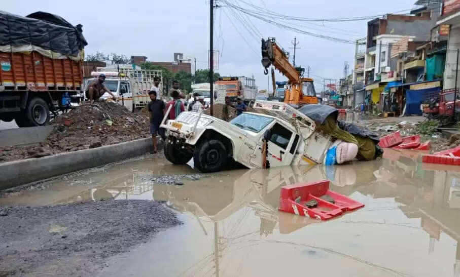 वाराणसी में बारिश के बाद सर्विस रोड धंसी, फंस गई पिकअप