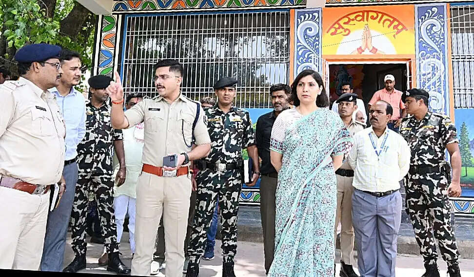 मुक्त कारागार बक्सर का डीएम ने किया निरीक्षण, धन्वन्तरी उद्यान का उद्घाटन