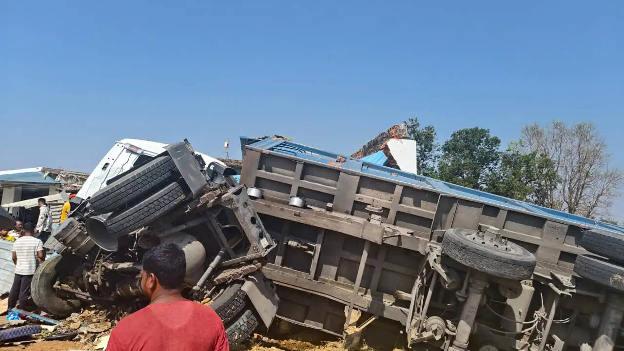 अंबिकापुर : बेलगाम ट्रक दुकान-घर में घुसा, लाखों का नुकसान, चालक घंटों फंसा रहा