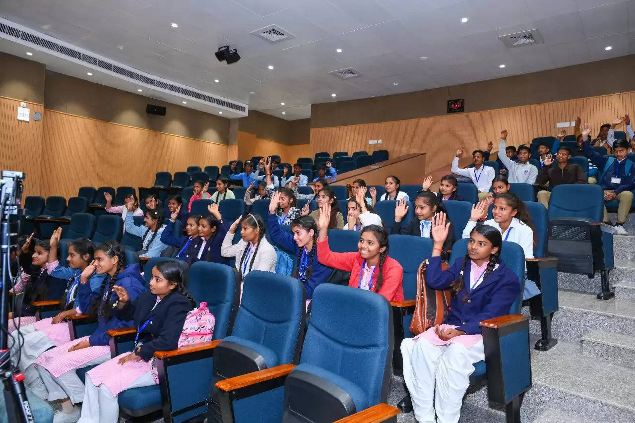 आईआईटी की अत्याधुनिक प्रयोगशाला और आकाश गंगा की जानकारी पाकर स्कूल के छात्र हुए गदगद
