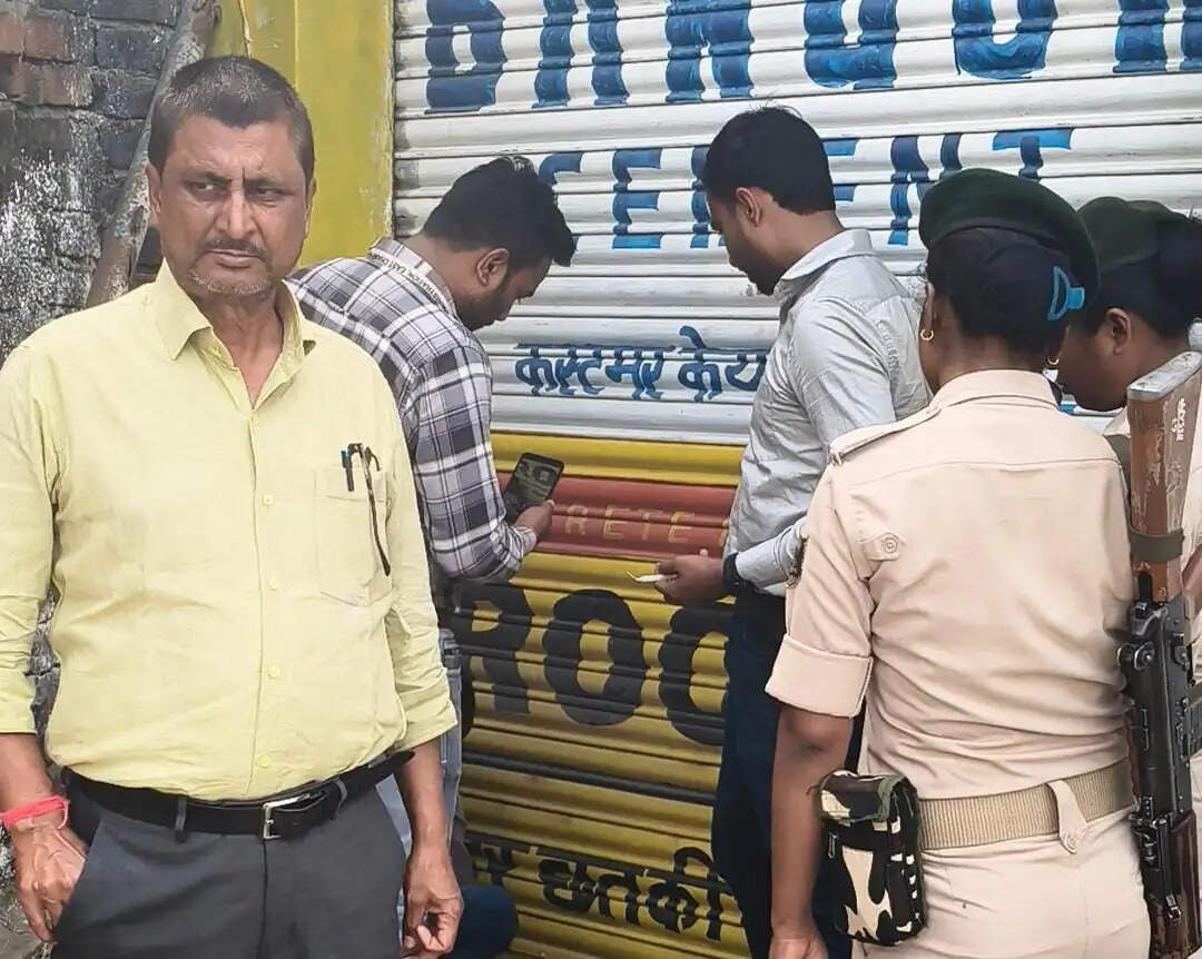 पताही में सीमेंट गोदाम में रखे एलपीजी गैस के 36 सिलेंडर बरामद,गोदाम को किया गया सील