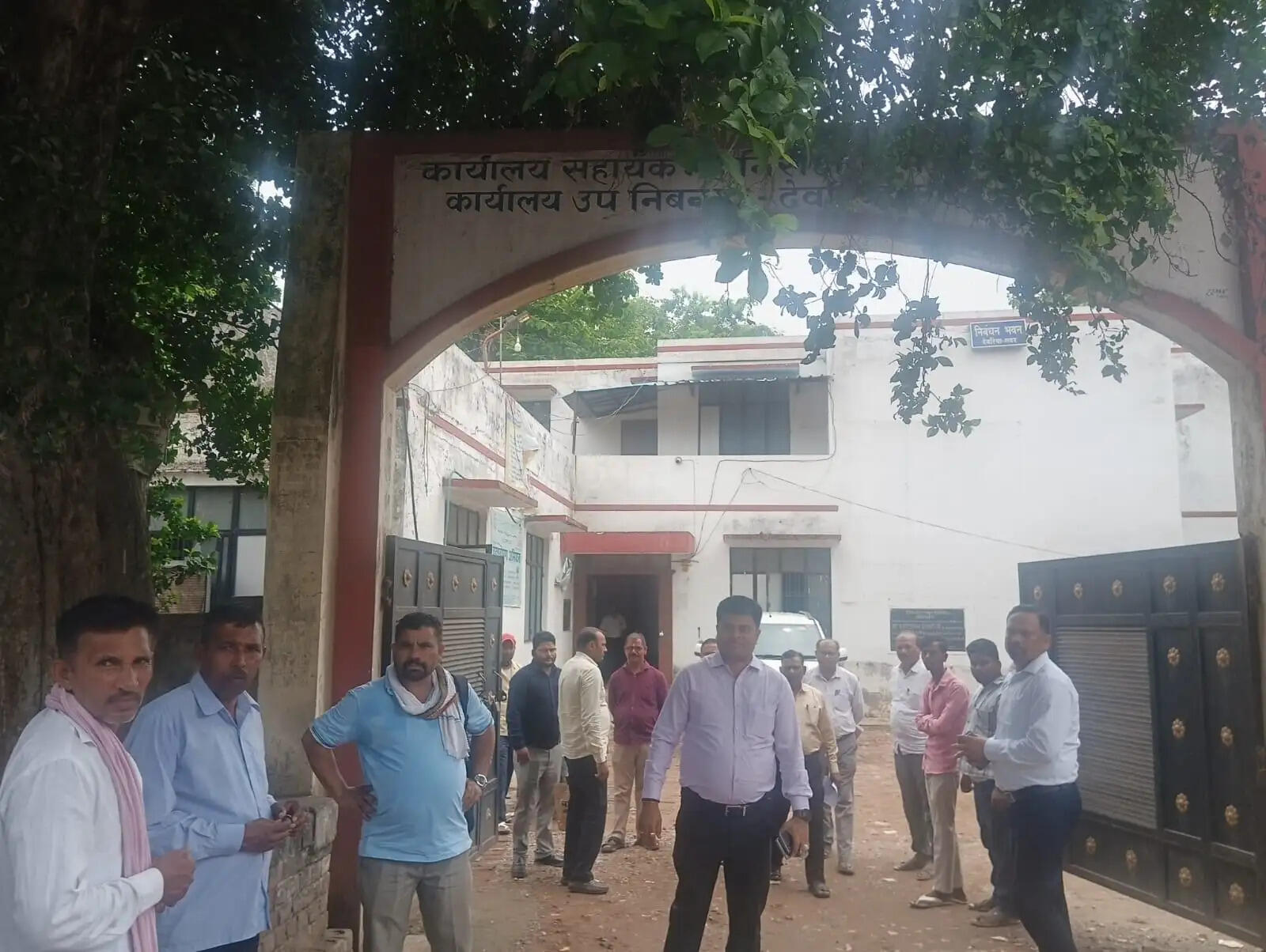 जिलाधिकारी ने उप-पंजीयक कार्यालय का निरीक्षण किया