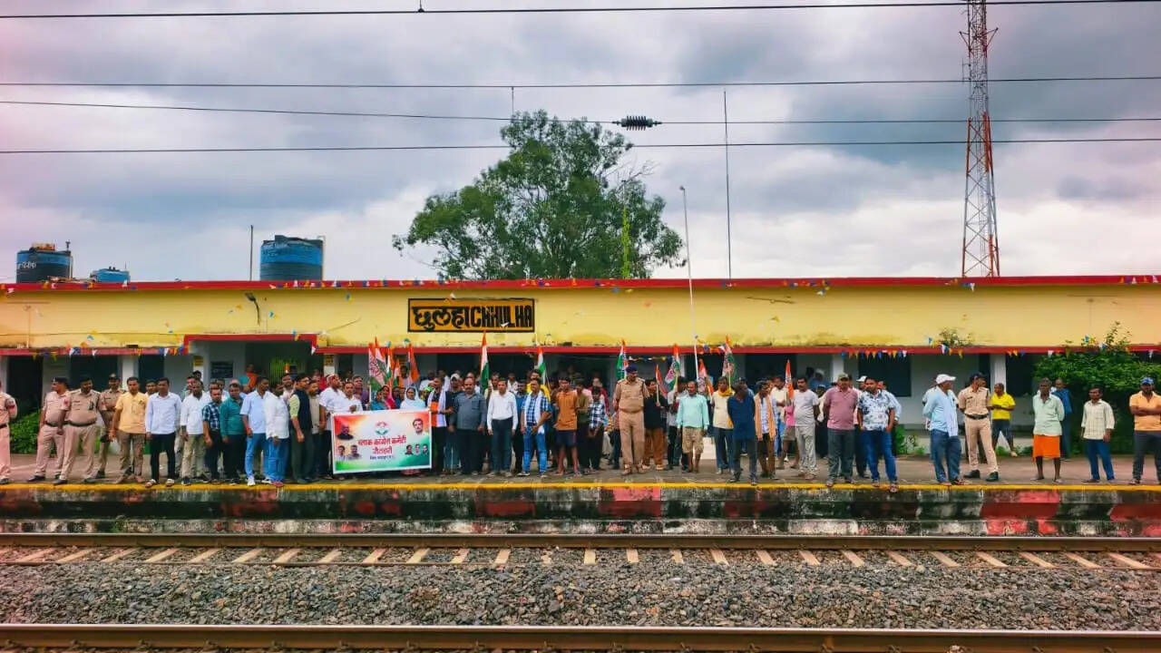 अनूपपुर: छुलहा रेलवे स्टेशन पर ट्रेनों के ठहराव, जनसमस्याओं को लेकर कांग्रेस ने सौंपा ज्ञापन,आंदोलन की चेतावनी