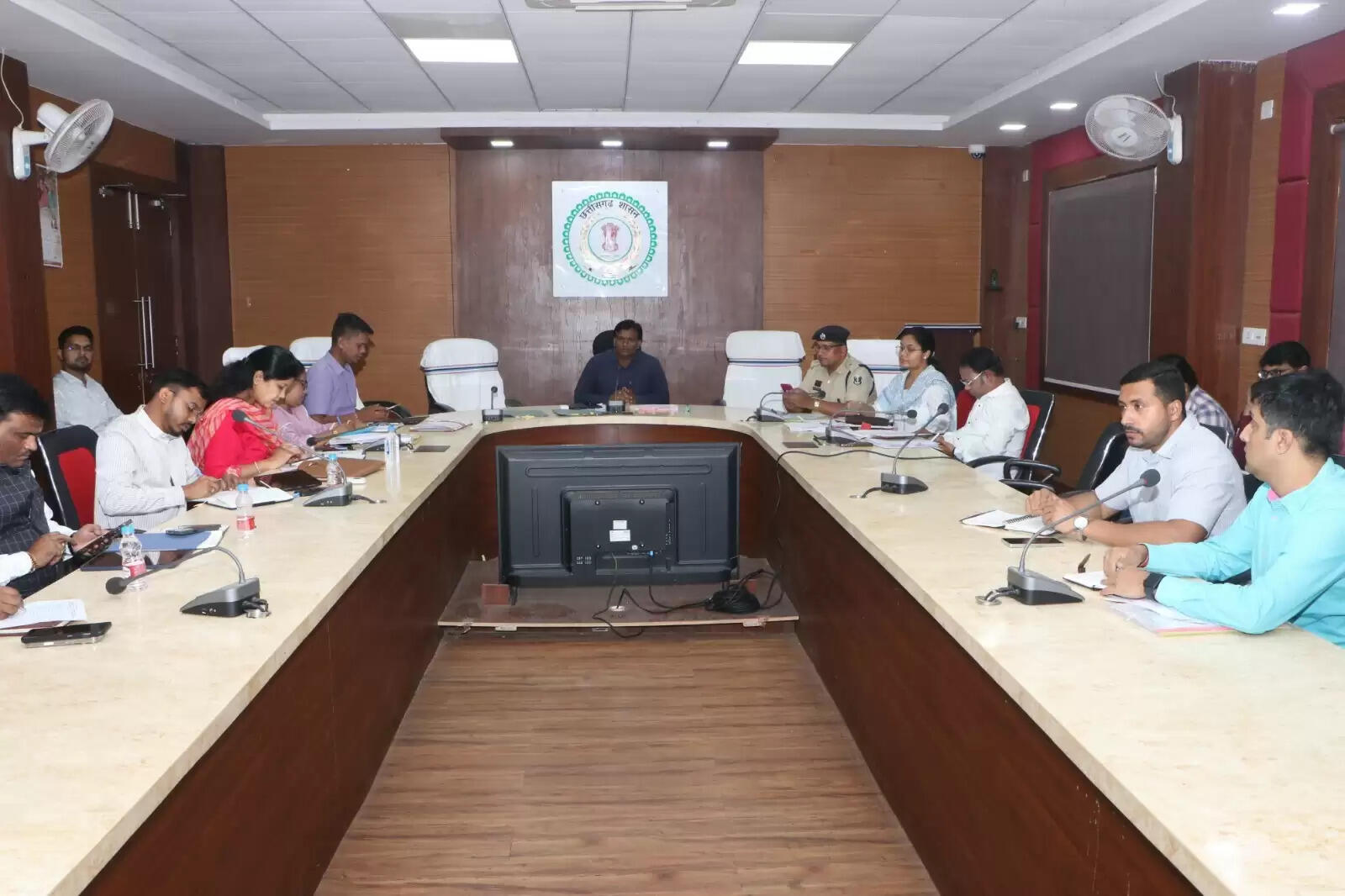 सूरजपुर : कलेक्टर ने ली राजस्व अधिकारियों की समीक्षा बैठक, राजस्व प्रकरणों के त्वरित निराकरण के दिए निर्देश