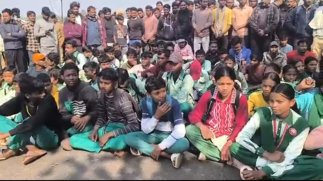 अवैध बालू लदा ट्रैक्टर ने स्कूली छात्रा को रौंदा, विरोध में सडक जाम