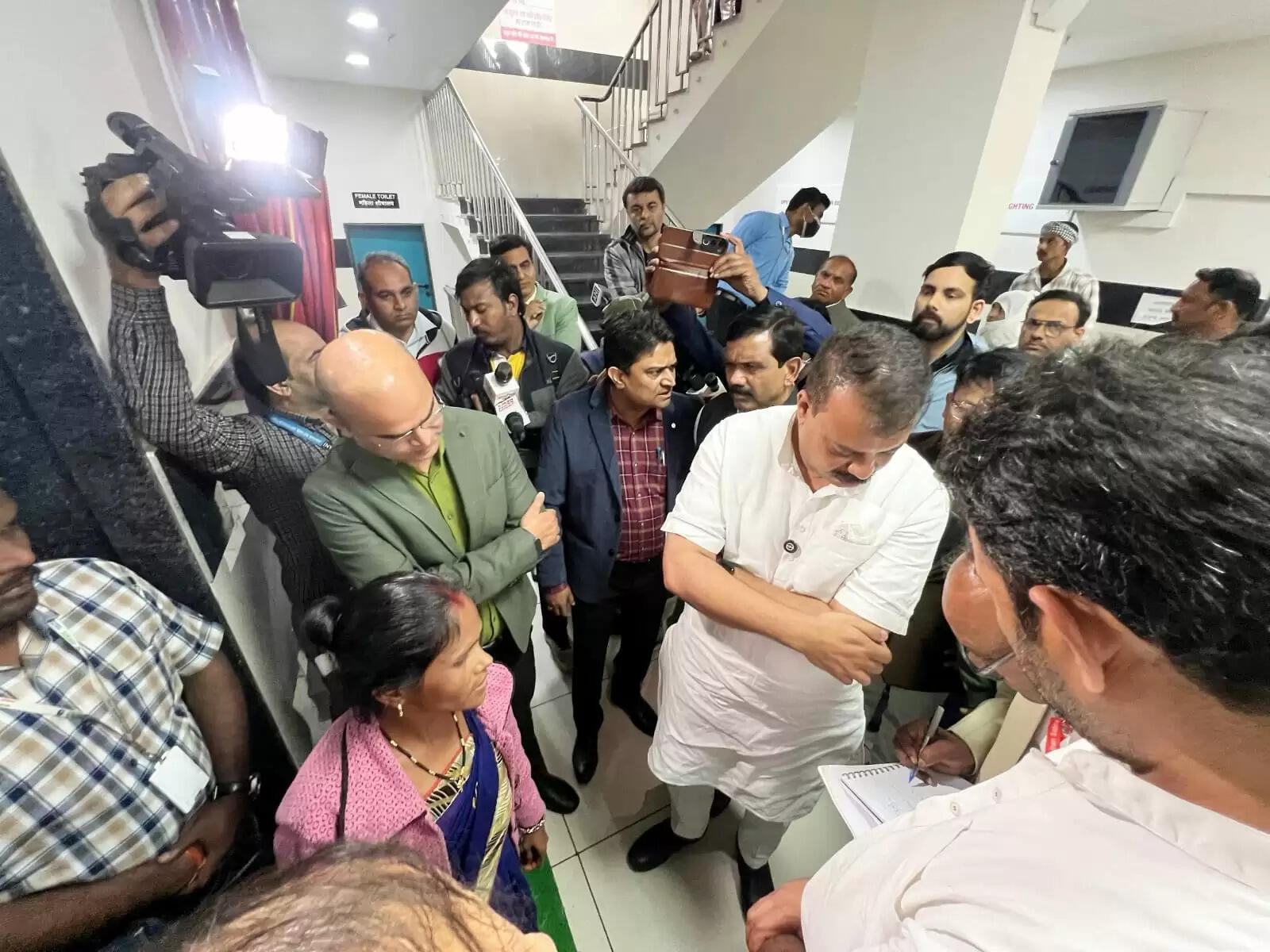 जल त्रासदी के बाद इंदौर में सियासी संग्राम, भागीरथपुरा पहुंचे कांग्रेस प्रदेश अध्यक्ष और नेता प्रतिपक्ष, पुलिस से हुई तीखी झड़प