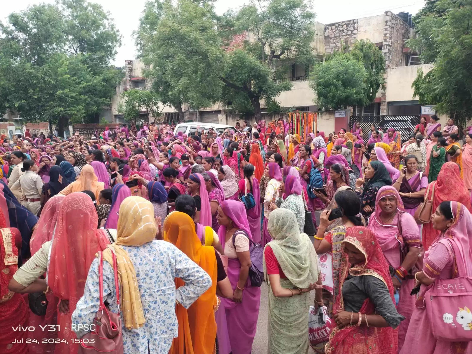 आंगनबाड़ी कर्मचारियों ने किया धरना प्रदर्शन