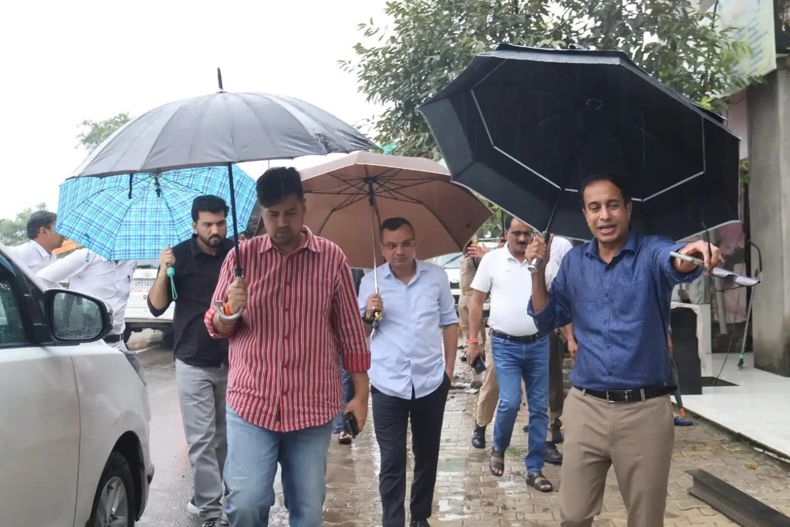 मुरादाबाद : जिलाधिकारी ने बारिश में देखा शहर का हाल, एसएसपी और नगर आयुक्त भी रहे साथ