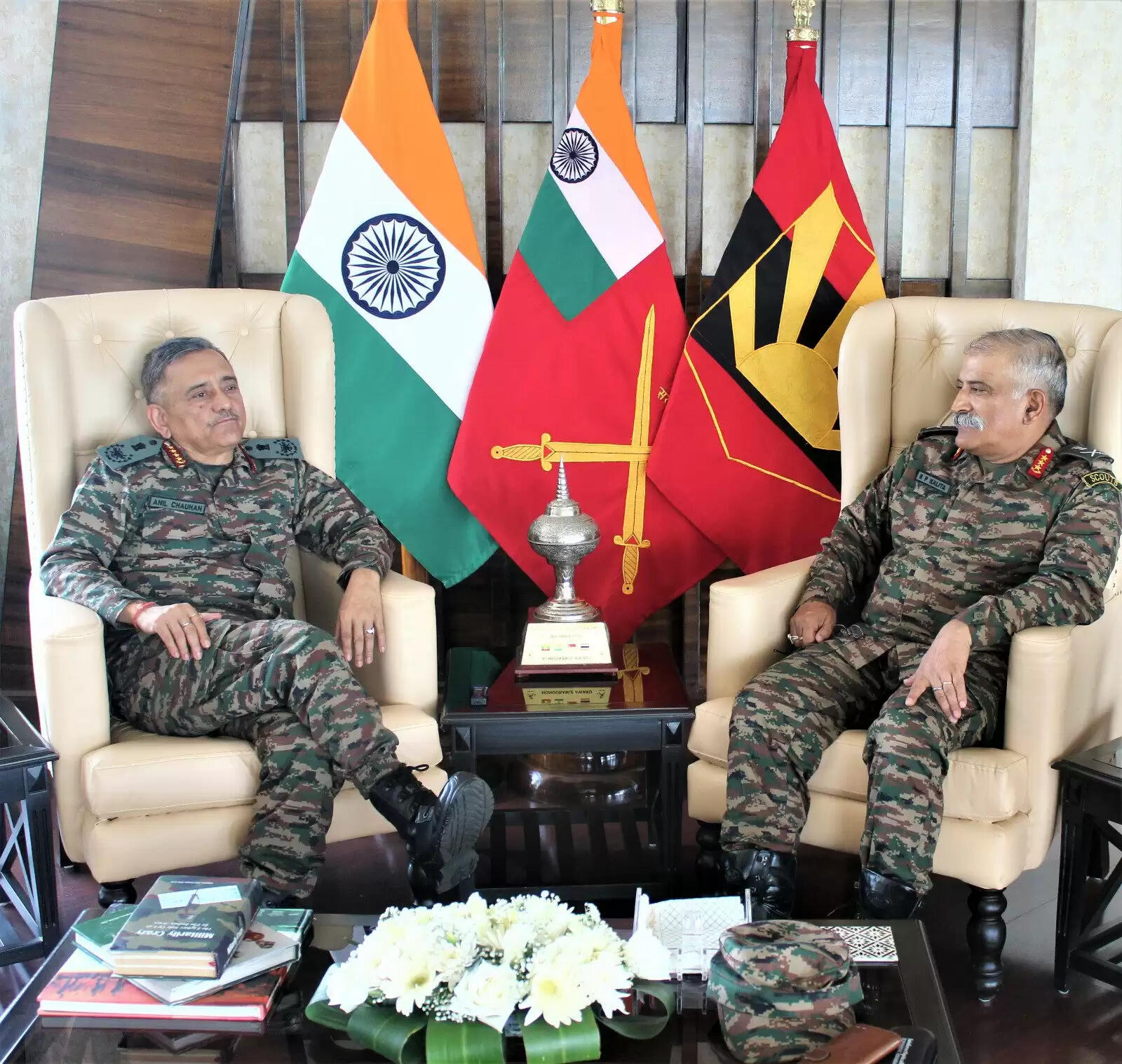 सीडीएस जनरल अनिल चौहान ने किया सेना के पूर्वी मुख्यालय का दौरा, कमान प्रमुख कलिता से मिले
