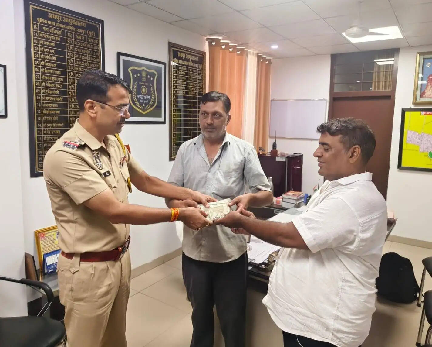 ईमानदारी की मिसाल: 2.10 लाख नकदी और गहनों से भरा बैग पुलिस के जरिए व्यापारी को लौटाया