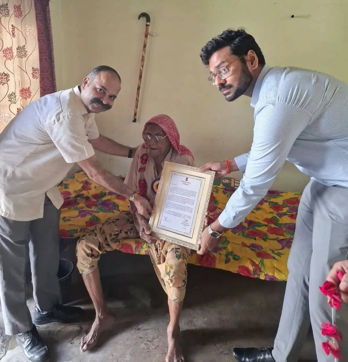अंतरराष्ट्रीय वृद्धजन दिवस पर शतायु मतदाताओं का सम्मान