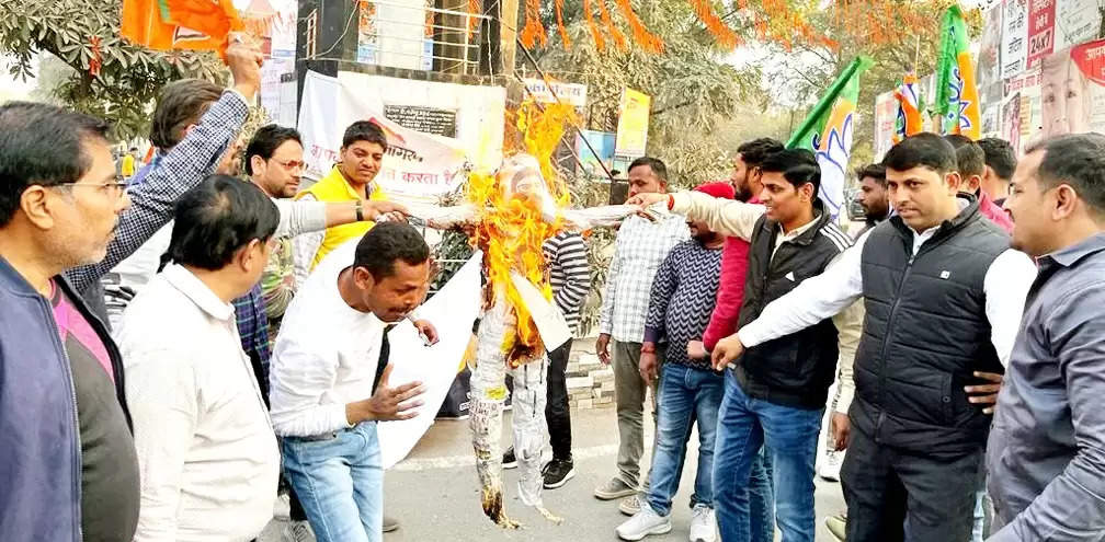 जेएसएससी परीक्षा में धांधली के खिलाफ भाजयुमो ने फूंका मुख्यमंत्री का पुतला