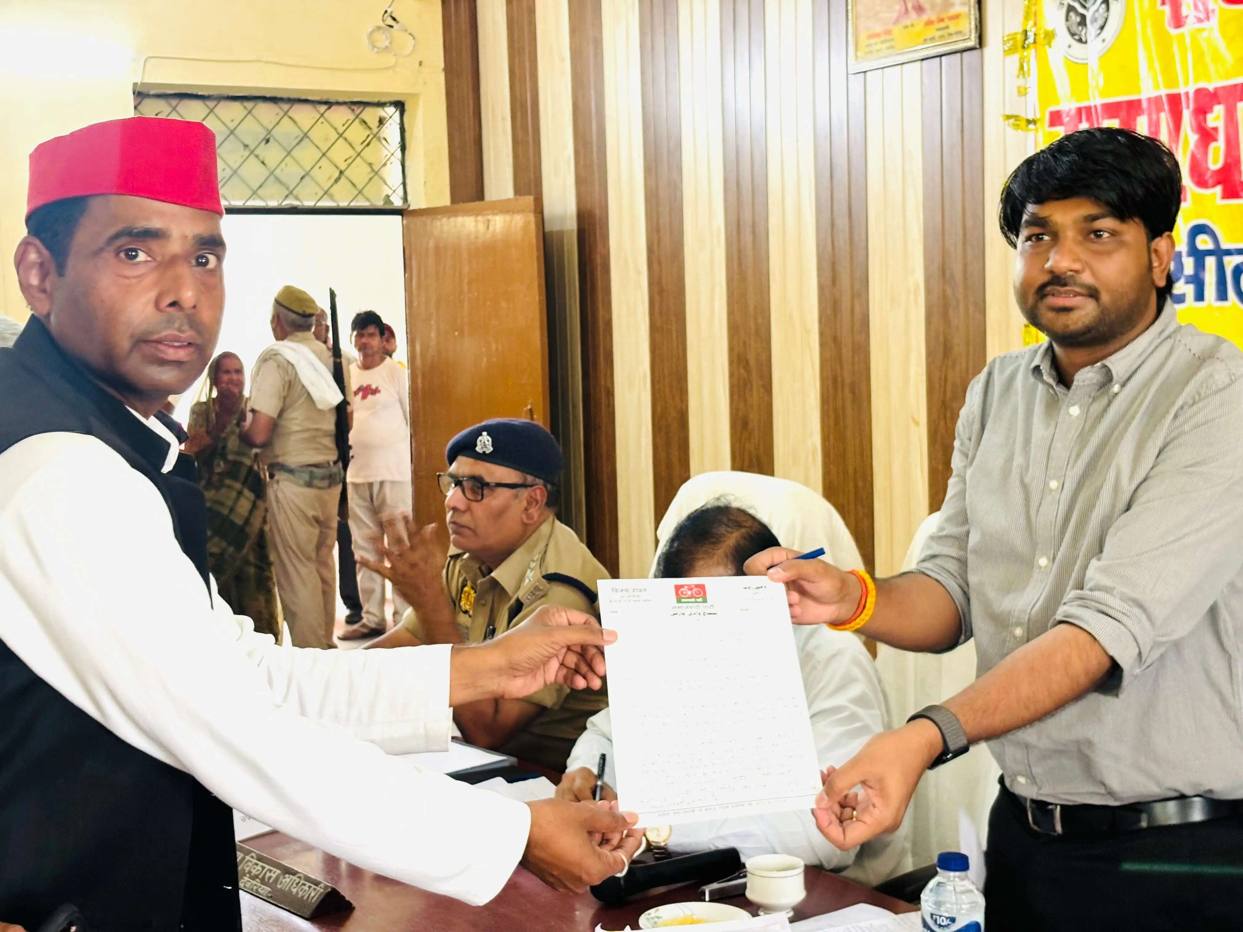 बैलगाड़ी से तहसील पहुंचे सपा नेता, महंगाई के विरोध में सौंपा ज्ञापन
