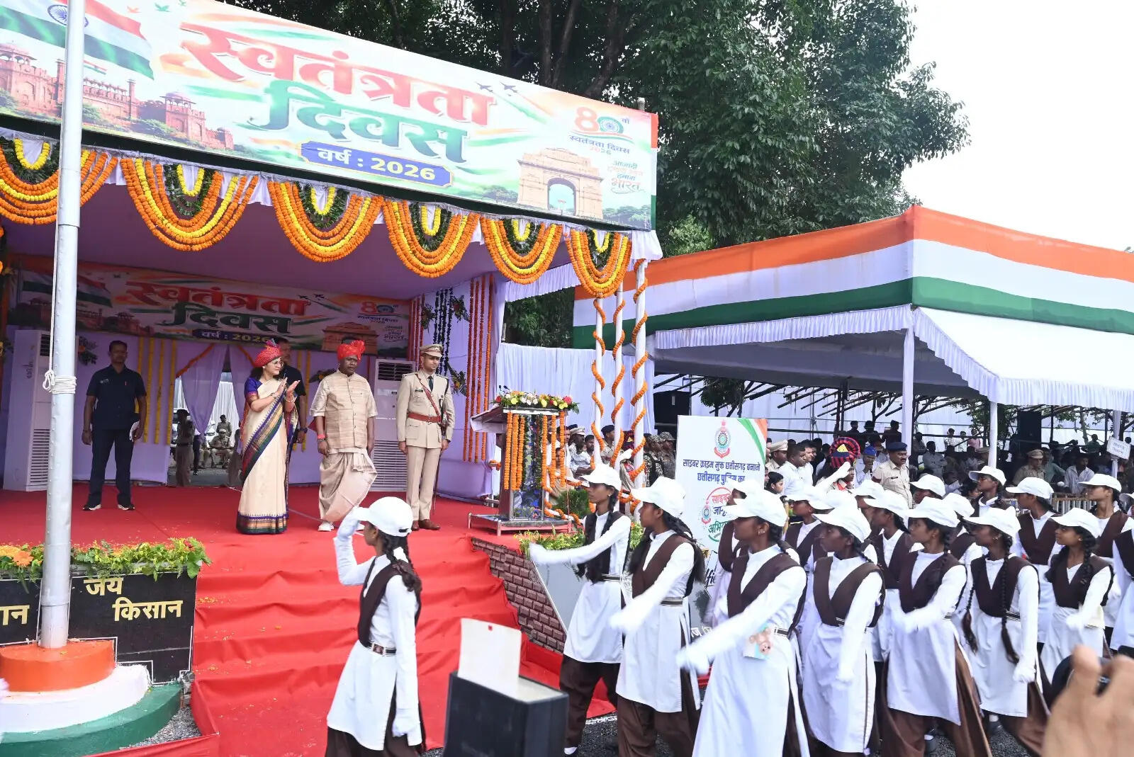 परेड और सांस्कृतिक प्रस्तुतियों ने बांधा समां, देशभक्ति के रंग में रंगा समारोह