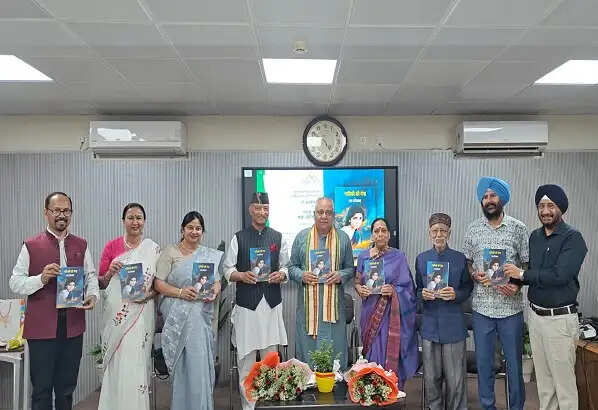 ‘गायिकी की गंगा लता मंगेशकर’ पुस्तक का लोकार्पण
