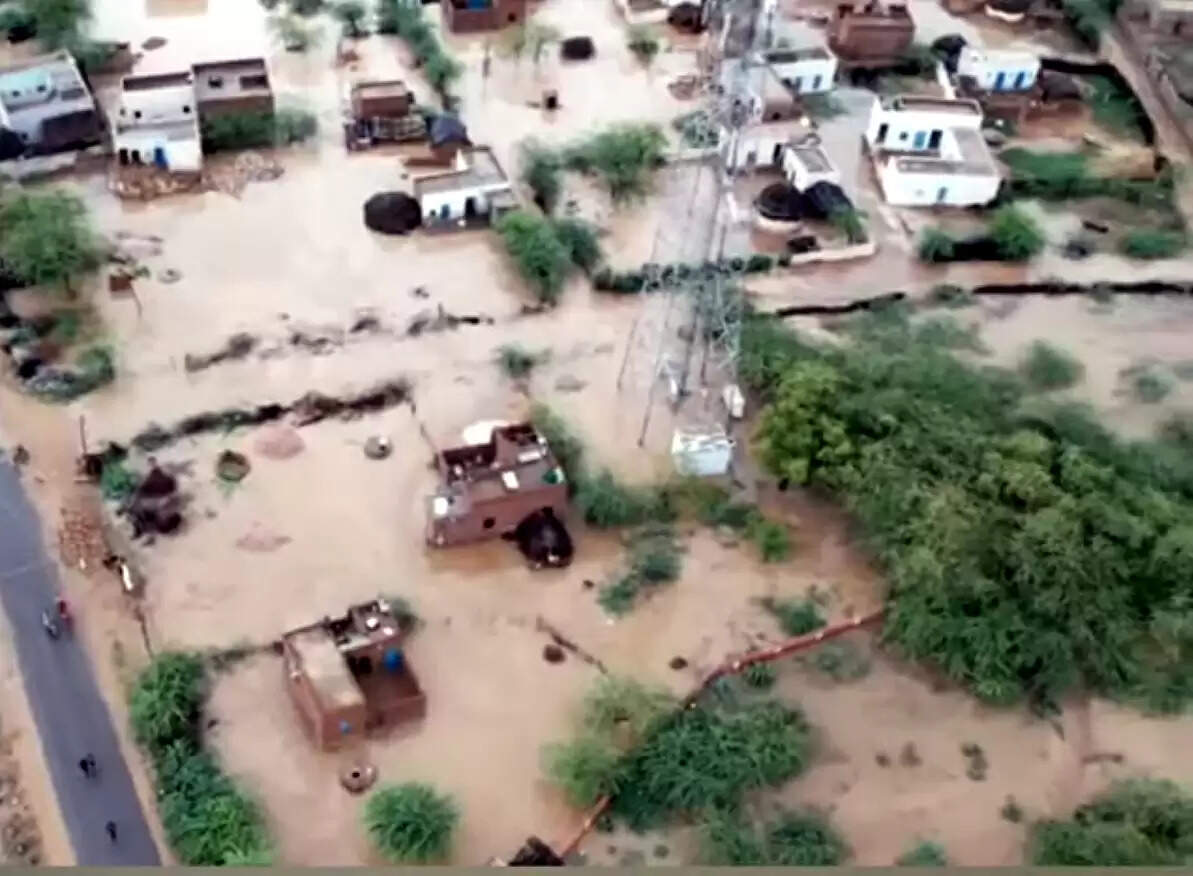 श्रीकोलायत-बज्जू में बारह गांव की तीस हजार आबादी पानी में घिरी-घर ढहे, गोविंदसर में नहर तोड़ बहा पानी