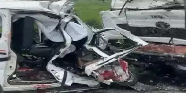 (अपडेट) मप्र के धार में श्रद्धालुओं की वैन को ट्रॉले ने मारी टक्कर, गुजरात के 6 युवकों की मौत