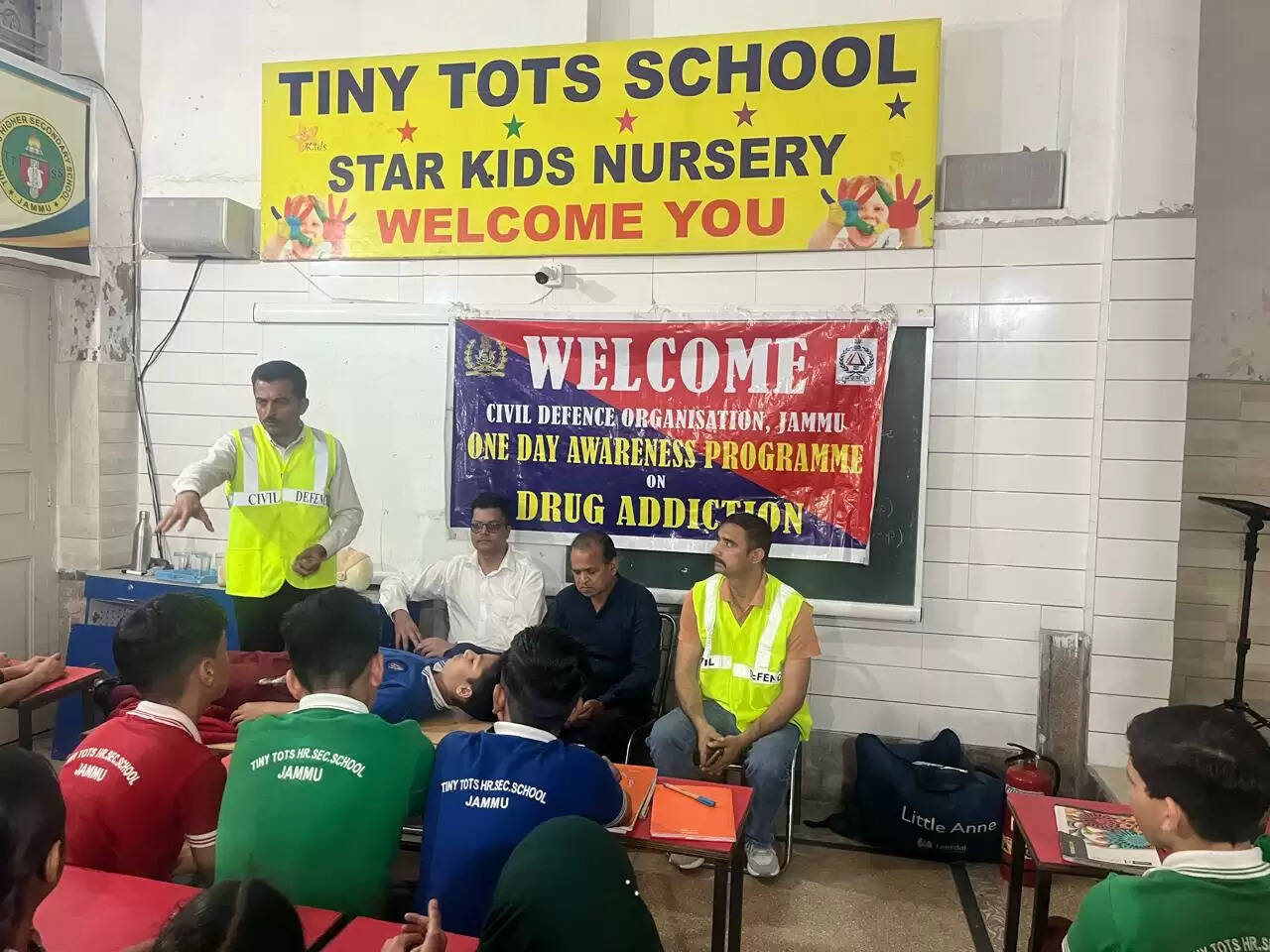 स्कूली छात्रों को प्राथमिक उपचार, फायर फाइटिंग और आपदा प्रबंधन की दी गई जानकारी